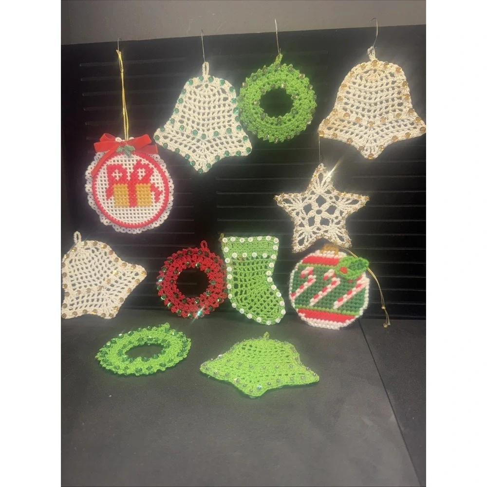Lot of 11 vintage Hand Crocheted Christmas Ornaments‎